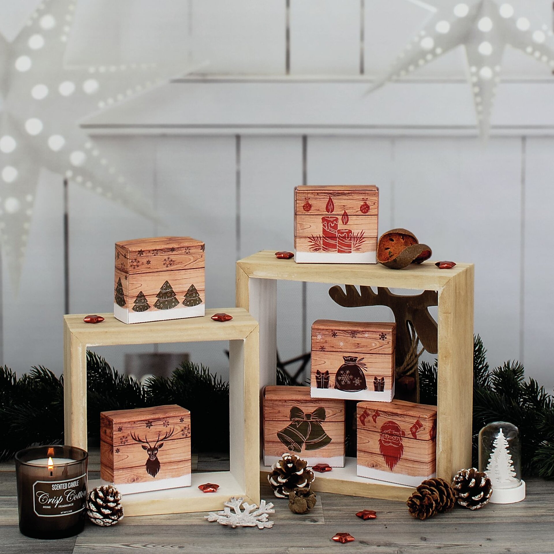 Bedruckte Advents-Boxen dekorativ verteilt auf Holzkisten