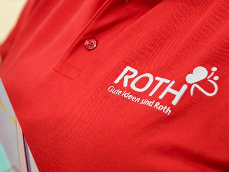 Rotes T-Shirt mit weißem Roth-Logo